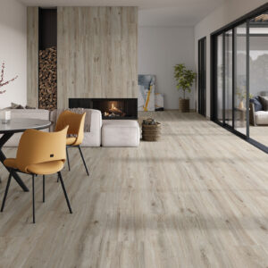 Sala moderna con pavimento cerámico efecto madera claro, chimenea y puertas correderas