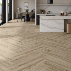 Interior con pavimento cerámico efecto madera en espiga y encimera de mármol.