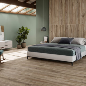 Dormitorio moderno con suelo y panel cerámicos efecto madera, paredes verdes, cama y plantas.