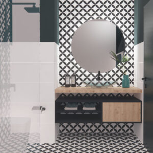 Baño exposición con azulejos cerámicos geométricos negro y blanco, mueble de madera y lavabo
