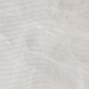 Azulejo cerámico crema con vetas marmoleadas y finas ondas horizontales