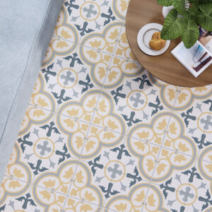 Dover_GL_Amb_Beige_45x45_01_1121 Azulejos hidráulicos amarillos y grises, sofá azul, mesa redonda con planta