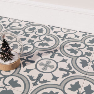 Dover_GL_Amb_Blue_45x45_01_1121 Suelo de baldosa hidráulica gris y blanca, bola de cristal con mini árbol.