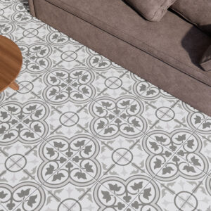 Dover_GL_Amb_Grey_45x45_02_1121 Azulejos hidráulicos gris y blanco en ambiente con sofá y mesa de madera