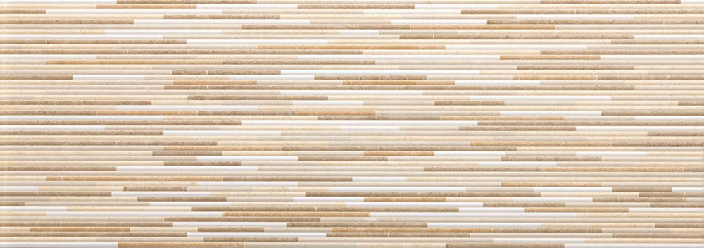 Revestimiento cerámico tipo mosaico en listones horizontales beige y crema