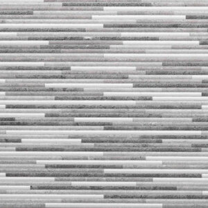 Revestimiento cerámico en tiras horizontales grises y texturadas