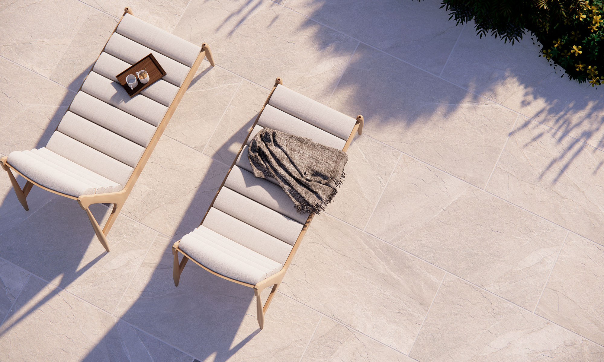 Tumbonas sobre pavimento cerámico efecto piedra beige con bandeja y manta