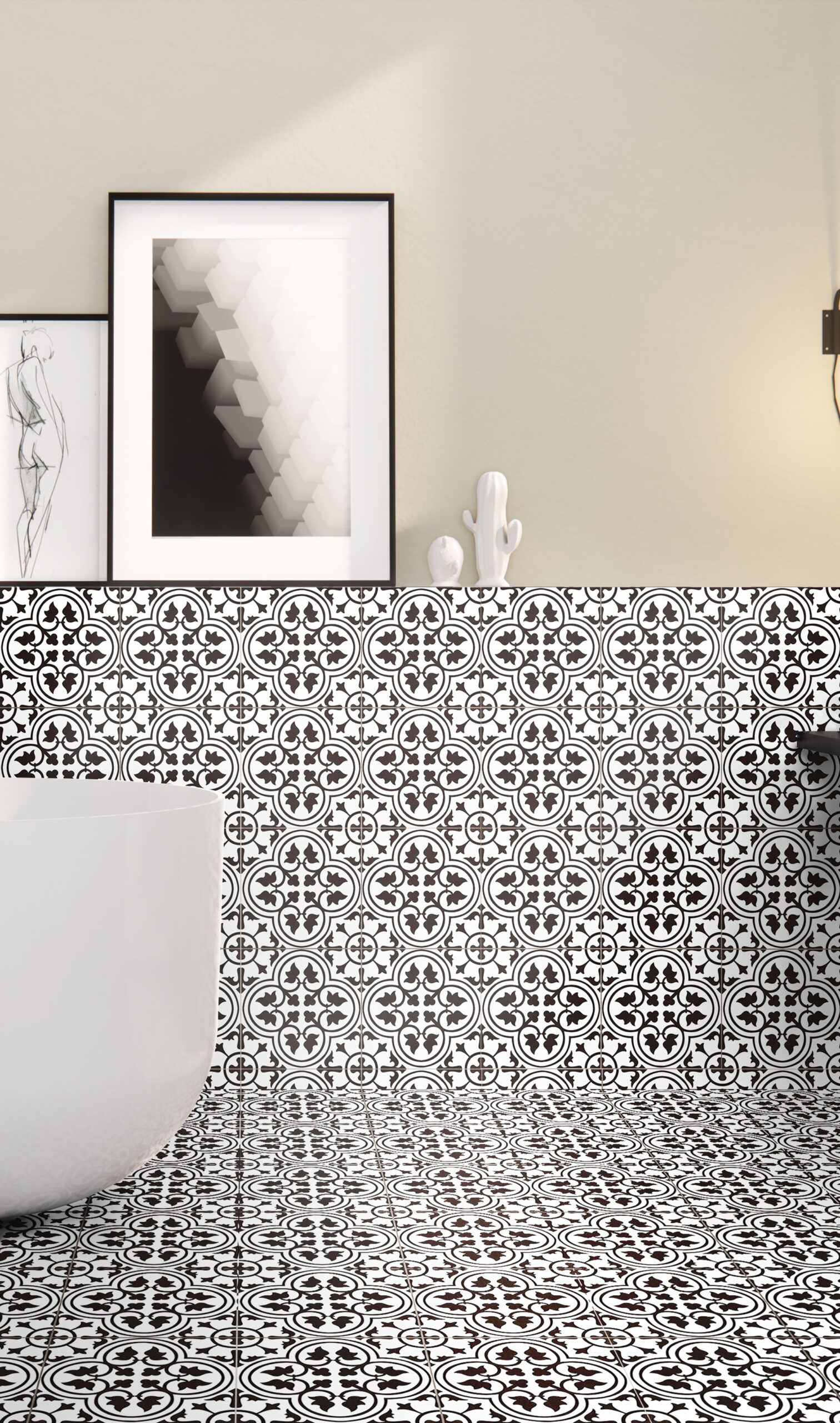 Ambiente de muestra con azulejos cerámicos blanco y negro, motivos geométricos, bañera y cuadros.