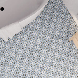 Azulejos cerámicos azul y blanco con patrón geométrico floral en baño