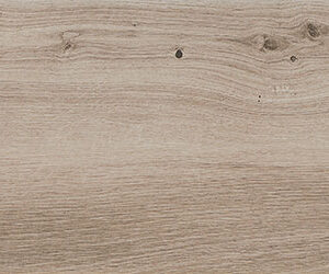 Azulejo porcelánico imitación madera roble claro con vetas horizontales y nudos