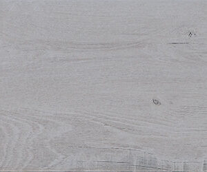 Baldosa cerámica efecto madera gris claro con vetas y nudos sutiles