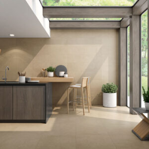 Cocina moderna con azulejos cerámicos beige en suelos y paredes, isla y ventanales