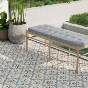 Azulejos cerámicos decorativos en terraza con banco, macetas y piscina