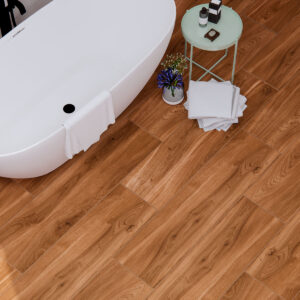 Miro_WO_Amb_Nature_30x120_01_0422 Bañera exenta sobre pavimento cerámico efecto madera con toallas y mesita