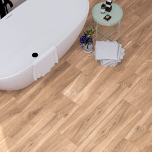 Miro_WO_Amb_Terra_30x120_01_0422 Bañera blanca sobre pavimento cerámico efecto madera claro con mesita y toallas