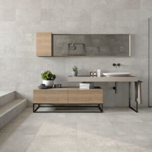 Tienda con baño expositor: azulejos grises, mueble flotante madera, lavabo y ducha