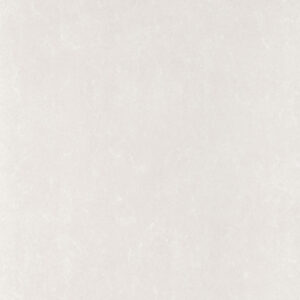 Baldosa cerámica beige claro con textura marmoleada suave, acabado mate