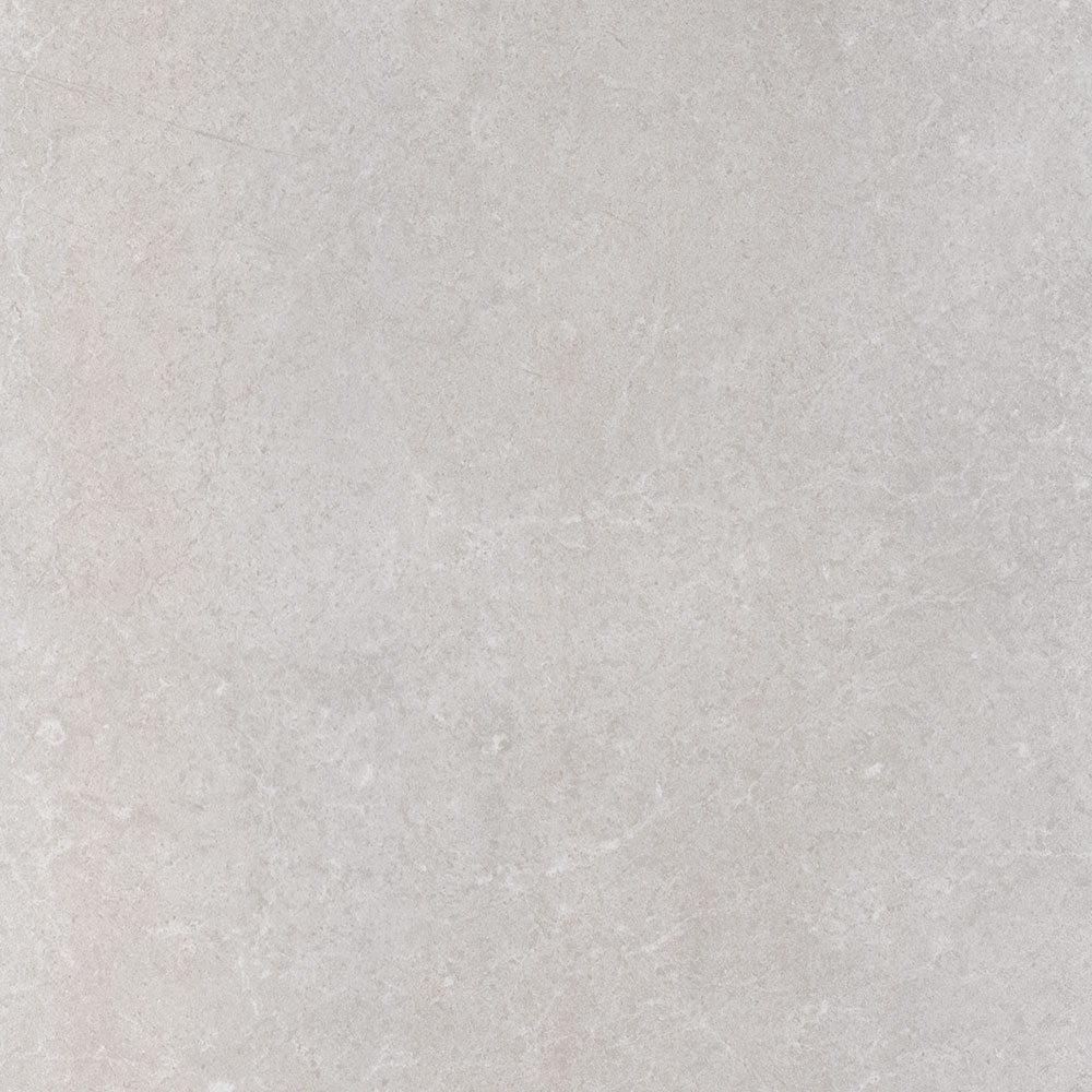 Baldosa cerámica gris claro con vetas sutiles efecto piedra