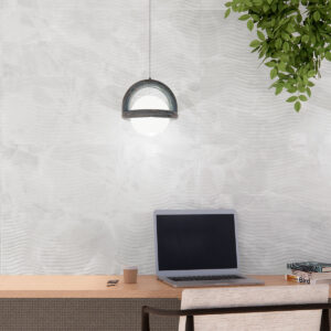 Panel de azulejos blancos texturizados con mesa, portátil y lámparas colgantes