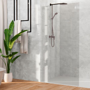 Baño con ducha y bañera, azulejos grises texturizados y suelo de madera.