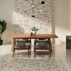 STN-AMB-CRISP-BEIGE-PUL-60X120+CRIPS-XL-BEIGE-PUL-60X120 Comedor exhibido con pavimento y revestimiento cerámico tipo terrazo, mesa de madera y sillas