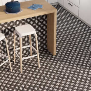 Star_GL_Amb_Black_45x45_01_1121 Encimera madera, taburetes blancos y pavimento baldosas negras con motivo floral