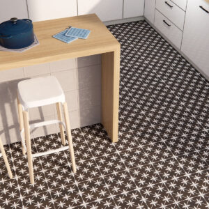 Star_GL_Amb_Black_45x45_02_1121 Cocina tienda: barra madera, taburetes, suelo cerámico negro con estrellas blancas