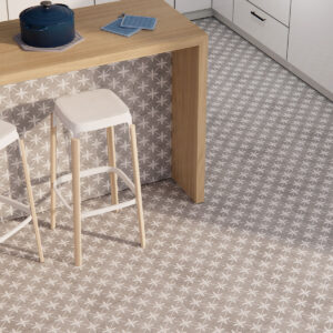 Star_GL_Amb_Grey_45x45_01_1121 Cocina con isla de madera, taburetes blancos y pavimento cerámico gris con patrón floral