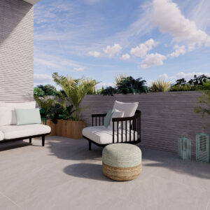 Terraza con suelo de gres claro, revestimiento ranurado, sofá blanco, butaca y jardineras