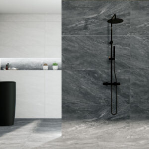 Baño expositivo con ducha negra y azulejos cerámicos gris y blanco