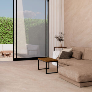 Exposición con sofá y pavimento cerámico beige en suelo y pared, vista a patio ajardinado