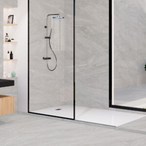 Baño expositor con azulejos y pavimento cerámico gris, ducha acristalada y mueble madera