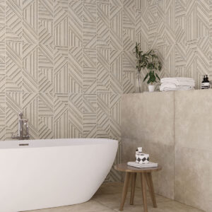 Baño con bañera exenta y pared de azulejos geométricos beige, suelo de grandes placas.
