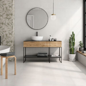 Baño con bañera y revestimientos cerámicos: mueble lavabo de madera, azulejo vegetal y ventana