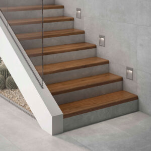 amb-01-MIRO-32x120 Escalera con peldaños de madera y revestimientos cerámicos efecto hormigón, barandilla de vidrio