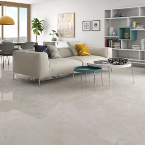 Salón contemporáneo con suelo cerámico pulido efecto mármol y sofá claro