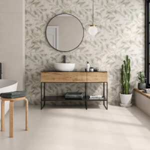 Baño de exposición con azulejos de hojas, suelo claro, bañera exenta y mueble lavabo de madera