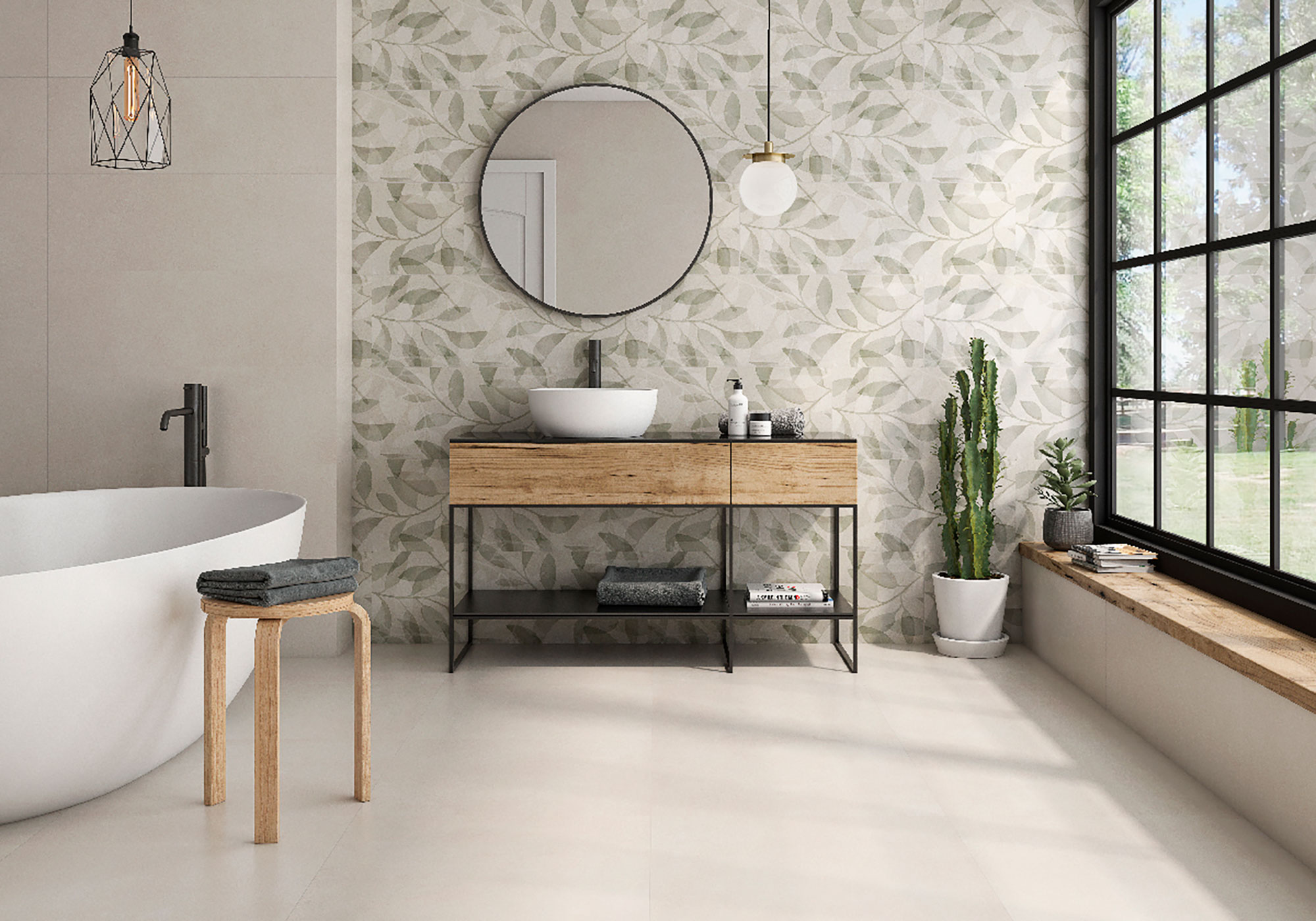 Baño de exposición con azulejos de hojas, suelo claro, bañera exenta y mueble lavabo de madera