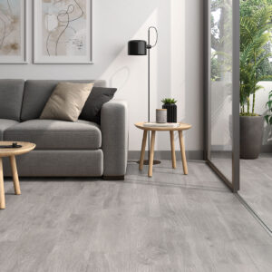amb-02-galia-Gris-20x75_2 Salón moderno con suelo cerámico gris efecto madera, sofá neutro y terraza con plantas