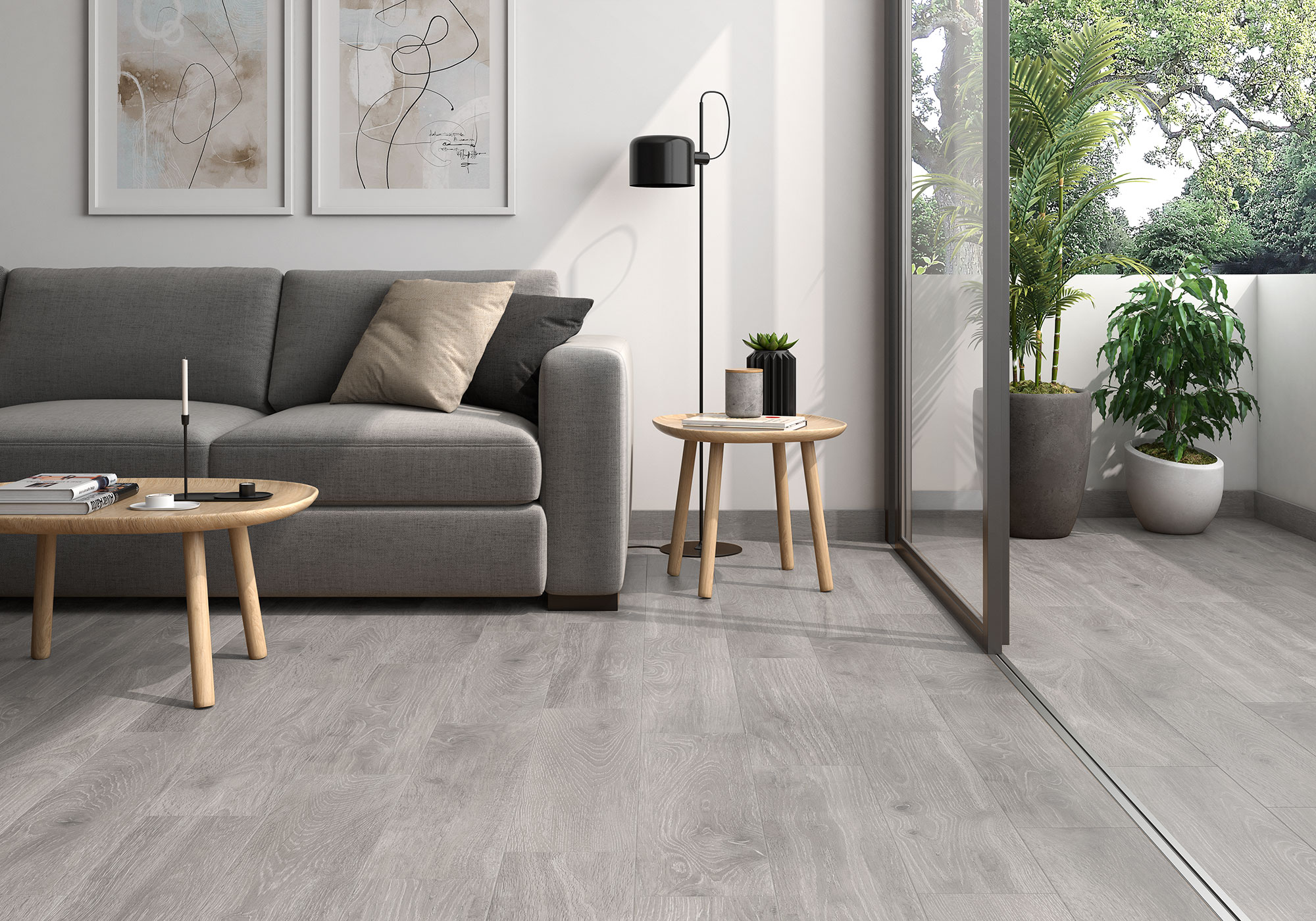 amb-02-galia-Gris-20x75_2 Salón moderno con suelo cerámico gris efecto madera, sofá neutro y terraza con plantas