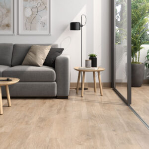 amb-02-galia-natural-20x75 Salón moderno con suelo cerámico efecto madera, sofá gris, mesas y plantas junto a terraza