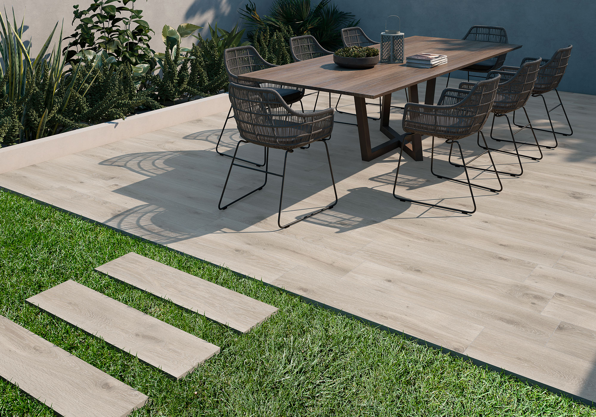 Patio exterior con pavimento cerámico efecto madera, mesa y sillas de comedor