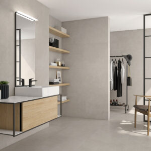 Baño minimalista con lavabo y mueble flotante en grandes azulejos neutros