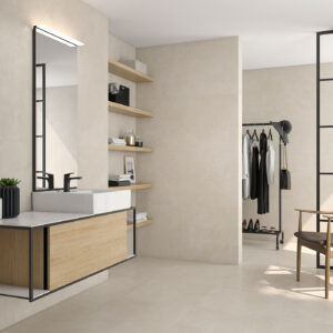 Baño minimalista con pavimento y revestimiento cerámico beige, lavabo flotante y estanterías