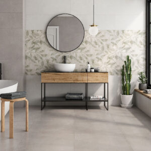 Baño expositor: pavimento y revestimiento cerámico con franja vegetal, bañera y mueble