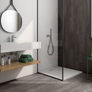 Baño con azulejos blancos, revestimiento efecto madera, ducha de vidrio y lavabo flotante