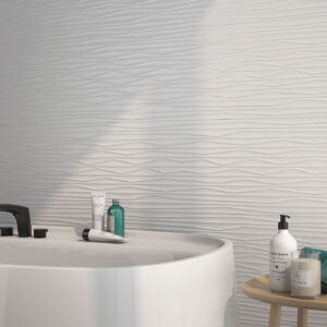 Bañera con grifería negra y revestimiento cerámico mural blanco con textura ondulada