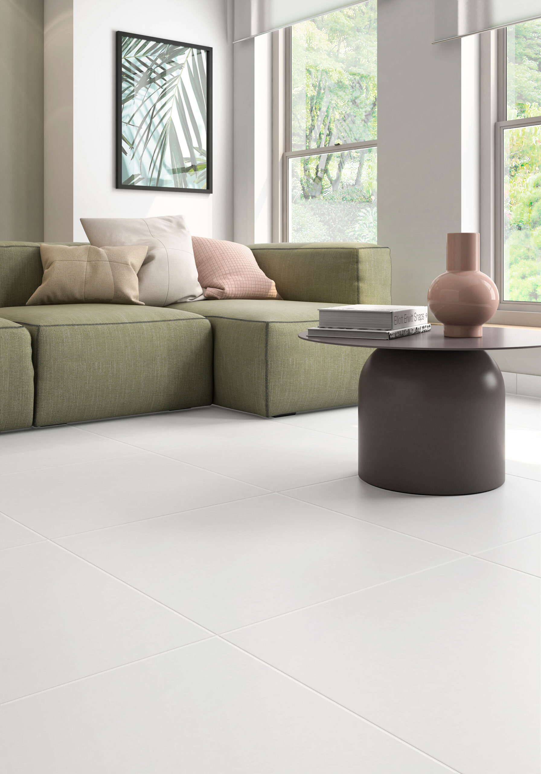 Suelo de grandes azulejos cerámicos blancos en salón moderno con sofá verde y mesa baja
