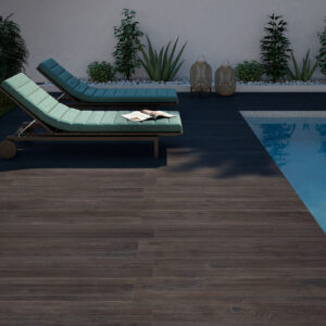 Terraza con pavimento cerámico tipo madera junto a piscina y tumbonas turquesa