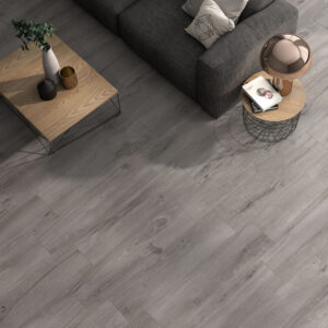 Salón con suelo cerámico imitación madera gris, sofá y mesas auxiliares